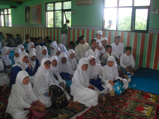 foto doa bersama di SMK Mahadika 4